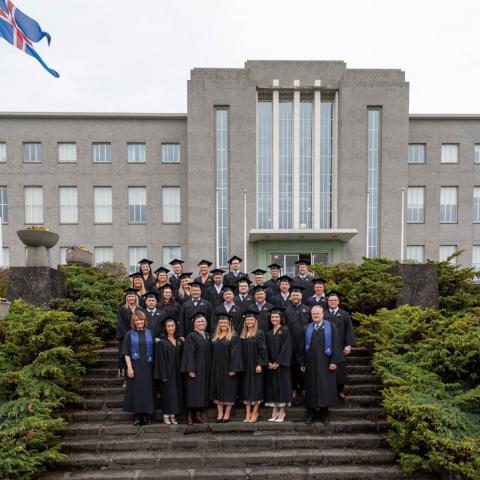 Útskriftarárgangur 2023 fyrir framan aðalbyggingu Háskóla Íslands